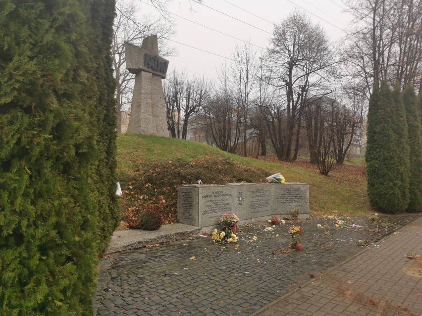 Potłuczone znicze i porozrzucane kwiaty przy Pomniku Ofiar Katyńskich w Lublinie
