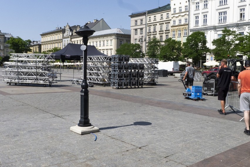 Kraków. Miały chłodzić, ale nie działają. Kurtyny wodne na Rynku Głównym wyłączone z powodu montażu sceny