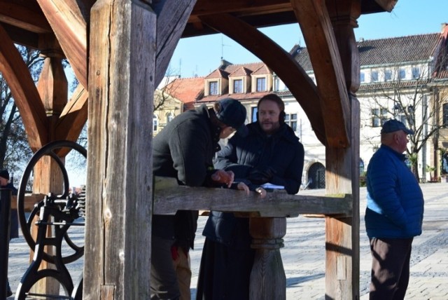 Każdorazowy pobyt ekipy serialu "Ojciec Mateusz" wiąże się z ogromnym zainteresowaniem widzów, którzy czekają cierpliwie na możliwość sfotografowania się z aktorami i otrzymania autografu. Na zdjęciu odtwórca głównej roli Artur Żmijewski - ksiądz Mateusz Żmigrodzki.