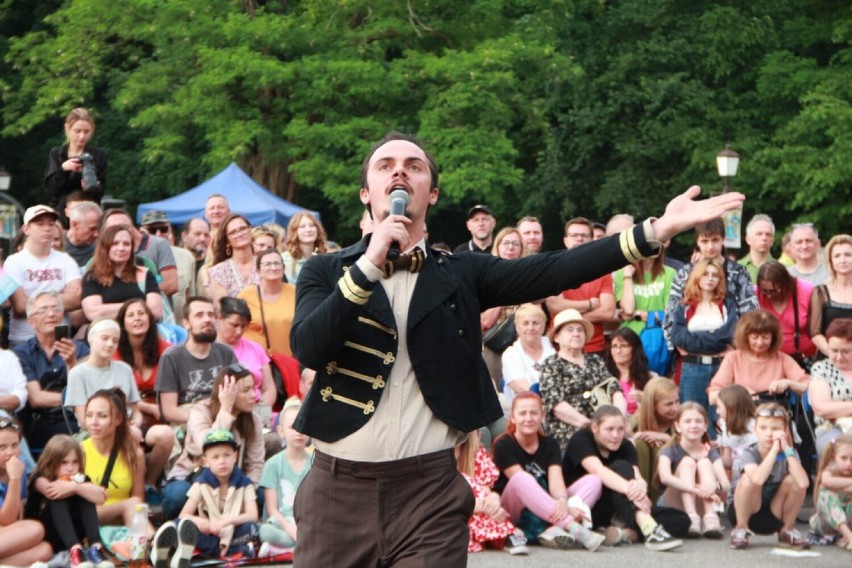 La strada w Kaliszu. Piątkowa odsłona festiwalu teatrów...