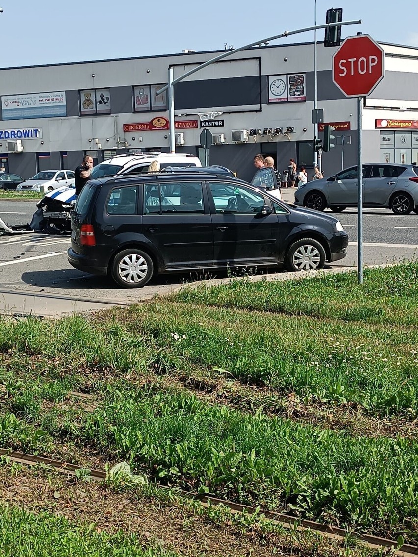 Kolizja z udziałem trzech samochodów w Bytomiu. Jednym z aut jest karetka transportu sanitarnego