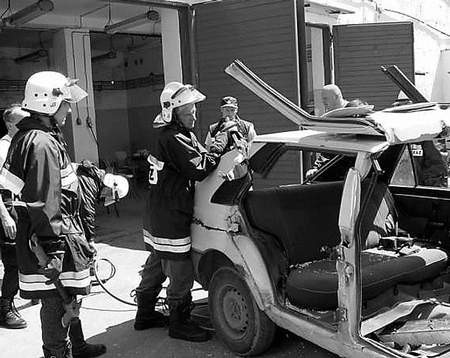 Ratownicy z OSP podczas praktycznych ćwiczeń. 
Fot. Iwona Orszulak