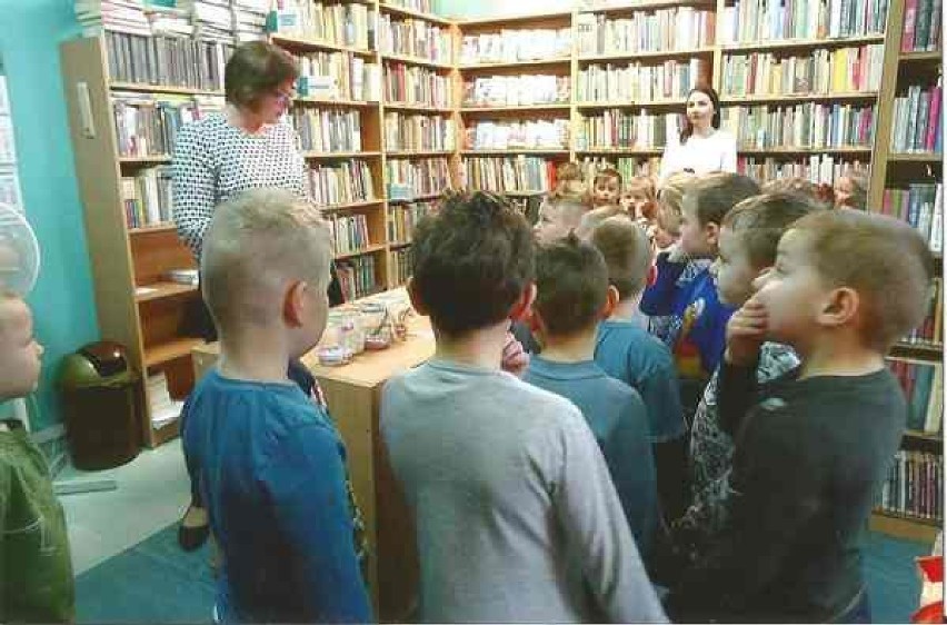 Lekcja biblioteczna dla przedszkolaków w bibliotece w Rakoniewicach