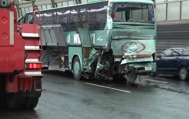 Wypadek na Trasie Toruńskiej. Ranna trójka dzieci [wideo]
