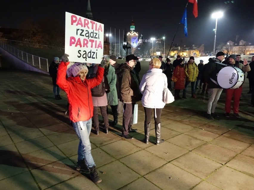 W obronie sądów na pl. Solidarności. Kolejny wiec w Szczecinie