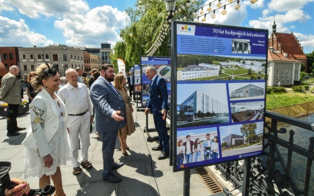 Wystawę plenerową pt. "70 lat bydgoskich inżynierów", która stanęła na Moście Staromiejskim w Bydgoszczy z okazji jubileuszu UTP, będzie można oglądać do 2 lipca.