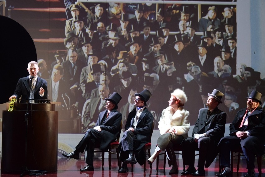 Teatr w Kielcach zaprasza na spektakl "Klątwa rodziny Kennedych". Tańsze bilety dla pań! Wystarczy powołać się na redakcję "Echa Dnia"