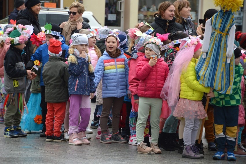 Pierwszy dzień wiosny w Rawiczu (21.03.2023). Tłumy dzieci i młodzieży ze szkół przemaszerowały z rynku na stadion żużlowy [ZDJĘCIA, FILM]