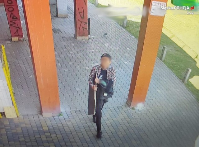 Wizerunek 38-letniego złodzieja zarejestrowały kamery monitoringu.