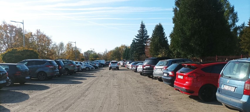 Tak obecnie wygląda parking przed tylnym wejściem (od strony...