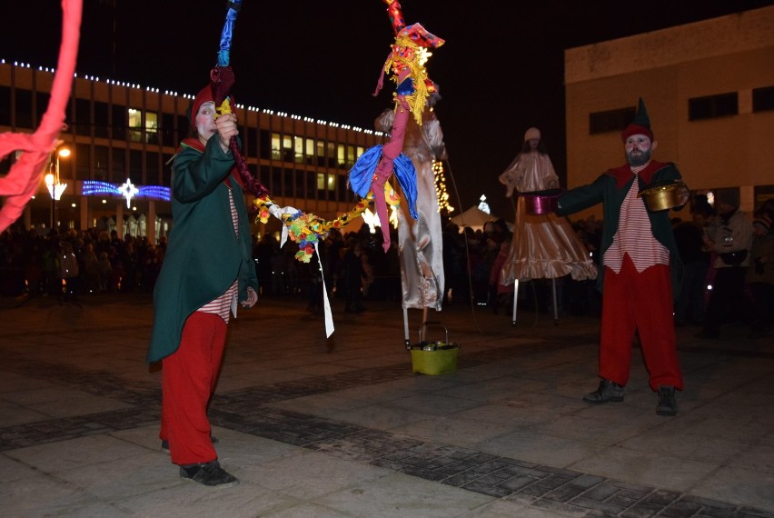 Prezenty, zabawa z elfami i odpalanie choinki. Zobacz jak wyglądały tegoroczne Mikołajki Miejskie w Puławach (Zdjęcia)