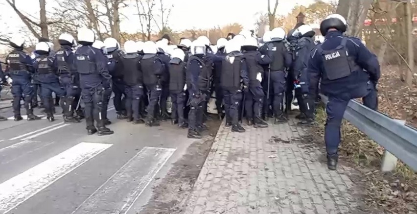 Na miejsce skierowano 200 policjantów.