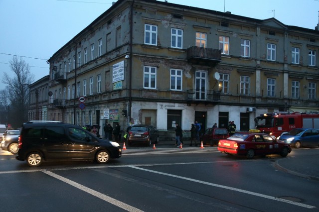 Do wypadku na skrzyżowaniu ul. Wojska Polskiego, Dąbrowskiego i Mickiewicza w Piotrkowie doszło dziś ok. godz. 15.40. W wyniku zderzenia z fiatem seicento, kia venga uderzyła w kamienicę na rogu ul. Wojska Polskiego i Mickiewicza