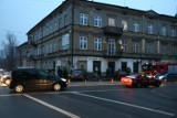 Wypadek na skrzyżowaniu ul. Wojska Polskiego i Mickiewicza. Samochód uderzył w budynek
