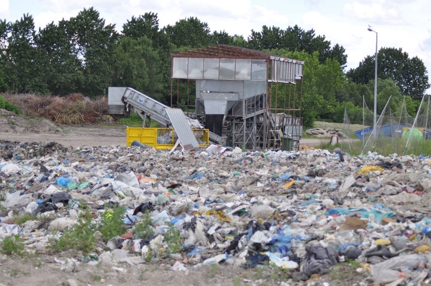 Wysypisko śmieci w Trzesiece jest nieczynne od lat, teraz...