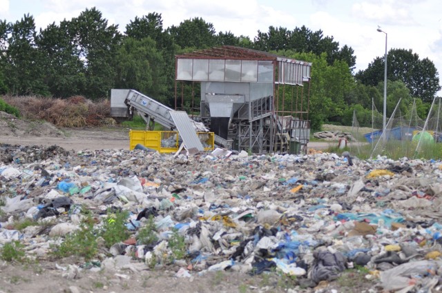Wysypisko śmieci w Trzesiece jest nieczynne od lat, teraz śmieci muszą być wożone ponad 50 km od Szczecinka