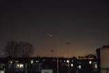 Koniunkcja Wenus i Jowisza na niebie nad Tarnowem. Wieczorami te dwie planety widoczne są doskonale gołym okiem [MARZEC 2023]