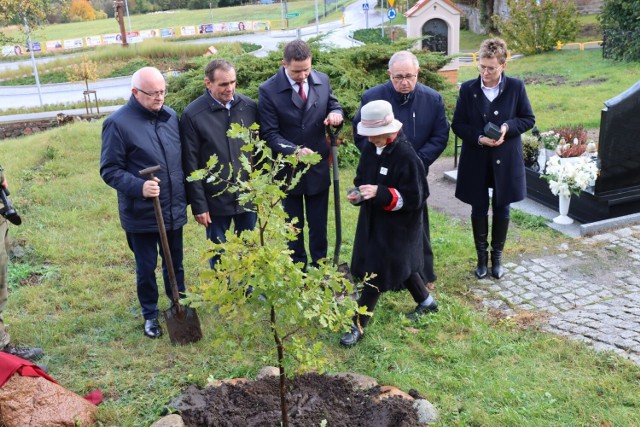 Na niewielkim cmentarzu przy kościele w Pręgowie zasadzono Dąb Pamięci poświęcony majorowi Franciszkowi Niedkowi, figurującemu na liście jeńców wojennych NKWD obozu w Starobielsku