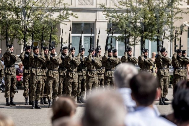 Obchody przypadającego 15 sierpnia Święta Wojska Polskiego odbyły się także w Poznaniu. Na placu Wolności wręczono patenty oficerskie, a mieszkańcy mieli okazję podziwiać defiladę oraz pokaz musztry. 

Zobacz więcej zdjęć ----->