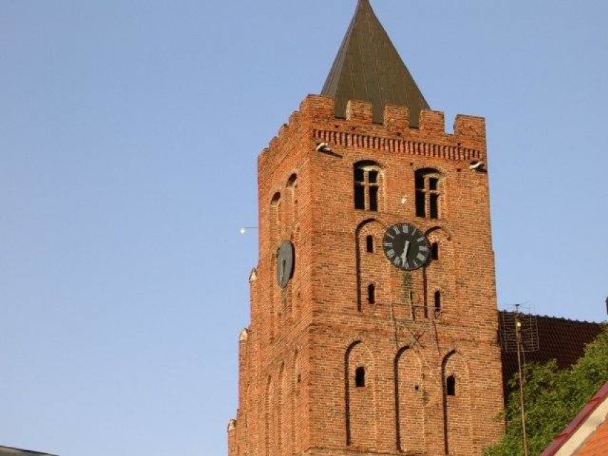Wieża Kościoła Farnego w Nowem. Pochodzi z XII wieku. Warto...