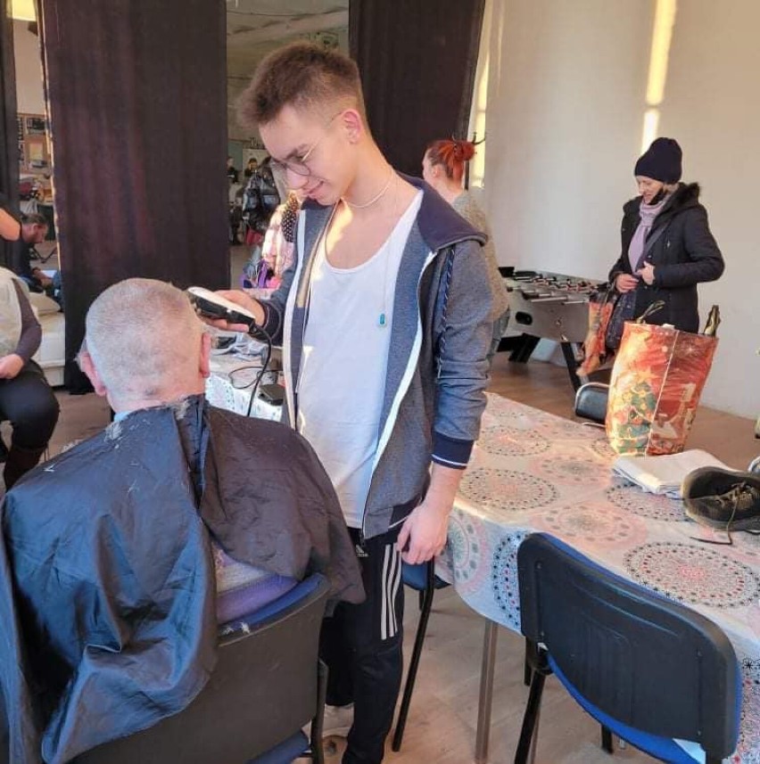 Kaliscy fryzjerzy sprawili niespodziankę podopiecznym fundacji CHOPS. ZDJĘCIA