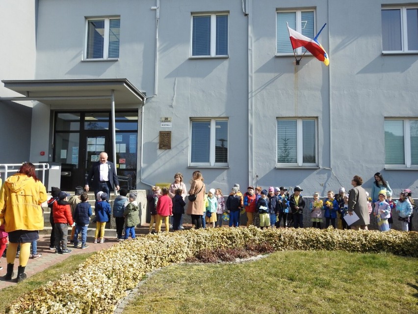 Kaźmierz. Przedszkolaki solidarne z dziećmi z Ukrainy. Podziękowały za wsparcie uchodźców