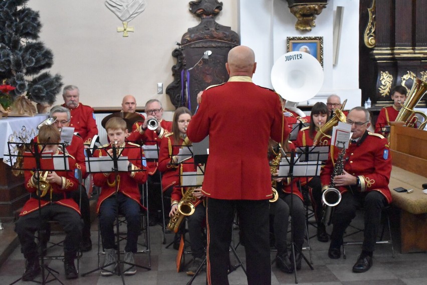 Koncert kolęd w wykonaniu Orkiestry Dętej GOK w kościele św. Michała Archanioła w Choczu