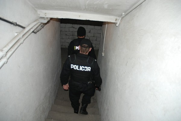 Ostrowscy policjanci ruszyli nocą w miasto. Skontrolowali 50 osób i nałożyli 11 mandatów [ZDJĘCIA]