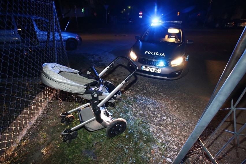 Wypadek na Śląskiej w Kielcach: samochód się stoczył, chodnikiem szła mama z dwojgiem dzieci...