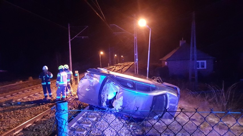 Wypadek na przejeździe kolejowym w Drzewicy. Kierowca był pijany [ZDJĘCIA]