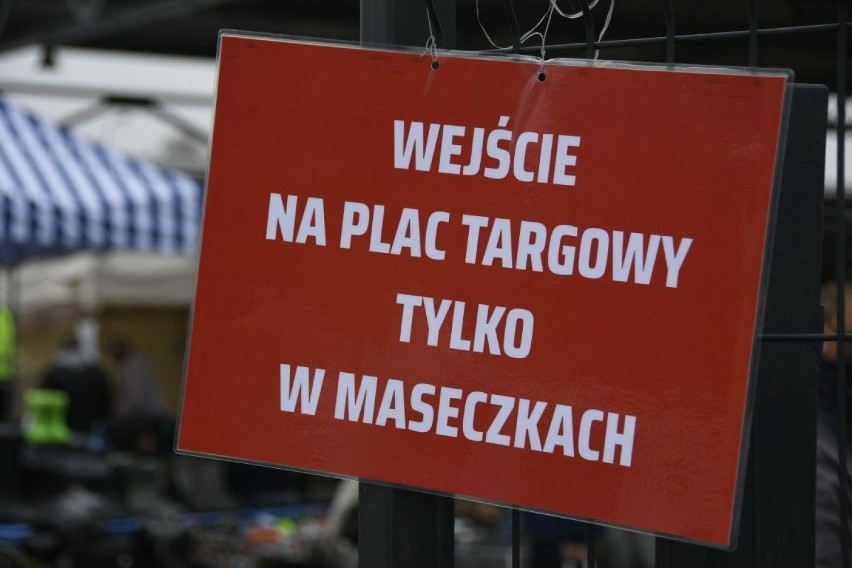 Dużo osób na poniedziałkowym targu w Staszowie. Handel w maseczkach to już norma (ZDJĘCIA)