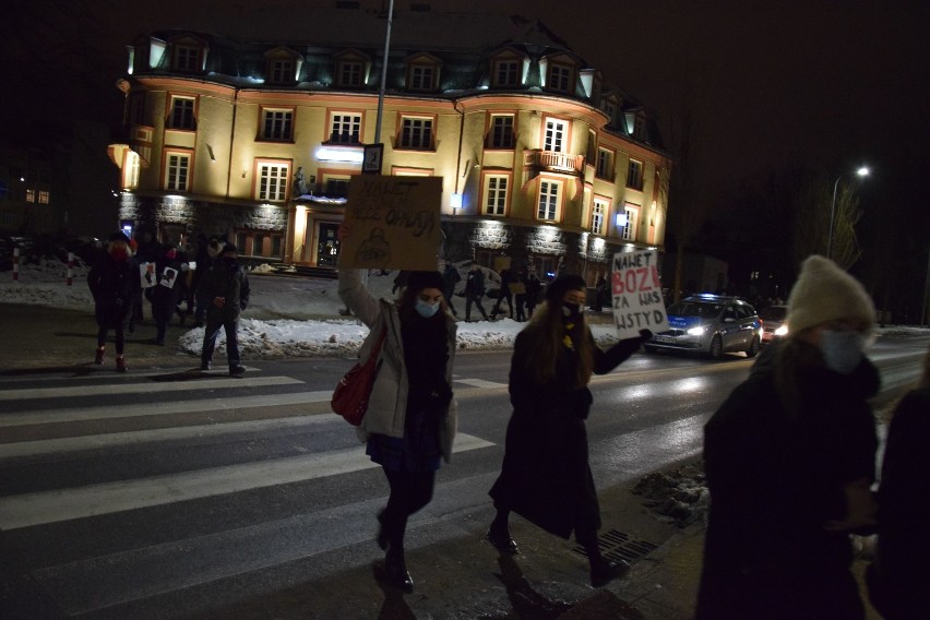 Protest Ogólnopolskiego Strajku Kobiet w Szczecinku [zdjęcia]