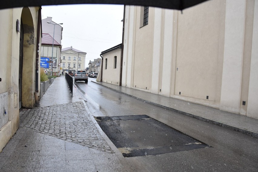 Na ulicy Bernardyńskiej załatano już większość dziur, które...