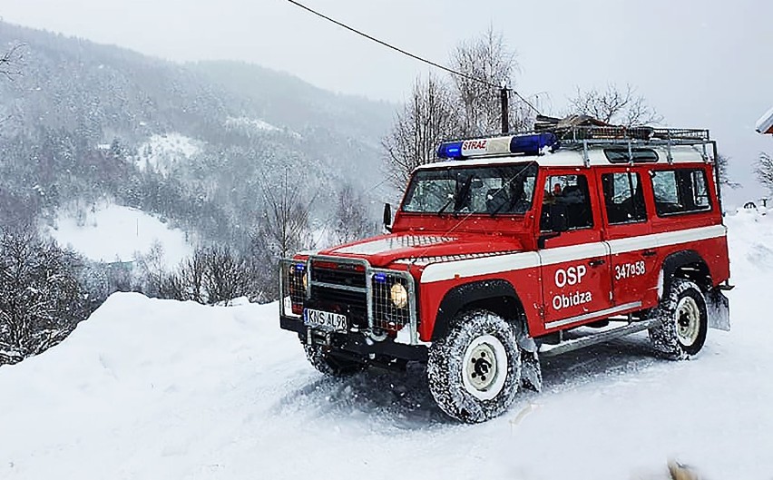 Strażacy dowieźli medyków w góry Beskidu Sądeckiego i zwieźli pacjenta do karetki