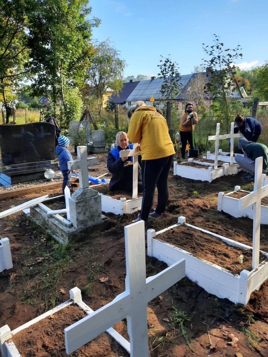 Projekt "Ocalić od zapomnienia". Stowarzyszenie Otwarta Dłoń z Karkowa pod Chociwlem odnowiło i posprzątało kwaterę dziecięcą na cmentarzu