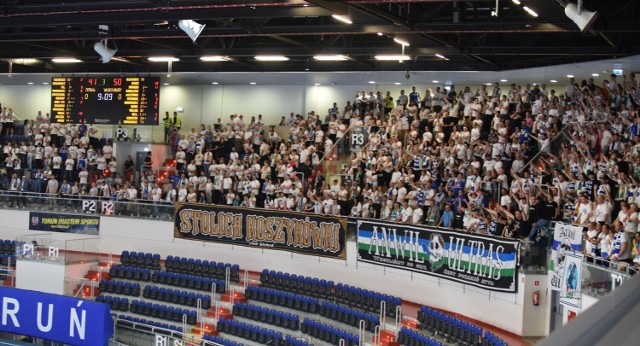 Byli w niedzielę, będą z pewnością w Arenie Toruń i w środę. Czym byłyby derby Twarde Pierniki Toruń - Anwil Włocławek bez kibiców gości? Tak włocławianie dopingowali swój zespół w ćwierćfinale numer trzy. Poszukajcie się na zdjęciach!