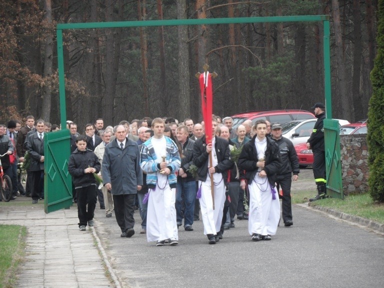 Rusinowice: Pogrzeb ks. Damiana Kominka [ZDJĘCIA]. Duszpasterza żegnały tłumy wiernych