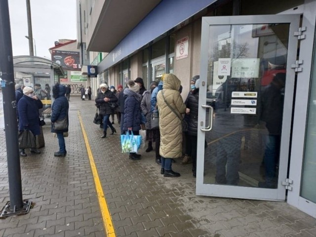 Kolejki przed bankomatami. Komisja Nadzoru Finansowego: "Nie zabraknie pieniędzy!"