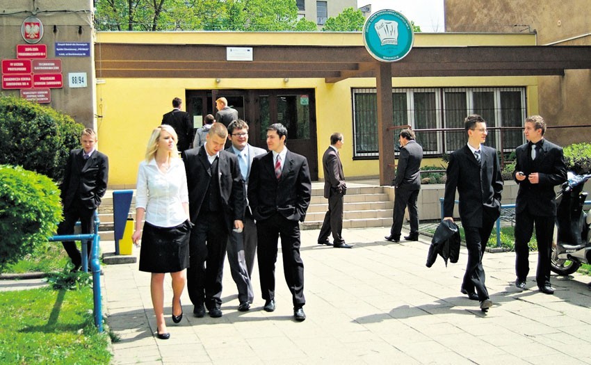 Maturzyści z "Gastronomika" po egzaminie przed szkołą.
