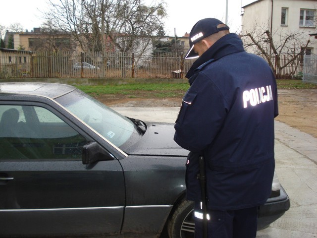 Policjanci odnaleźli auto ze skradzionym paliwem w Bytyniu