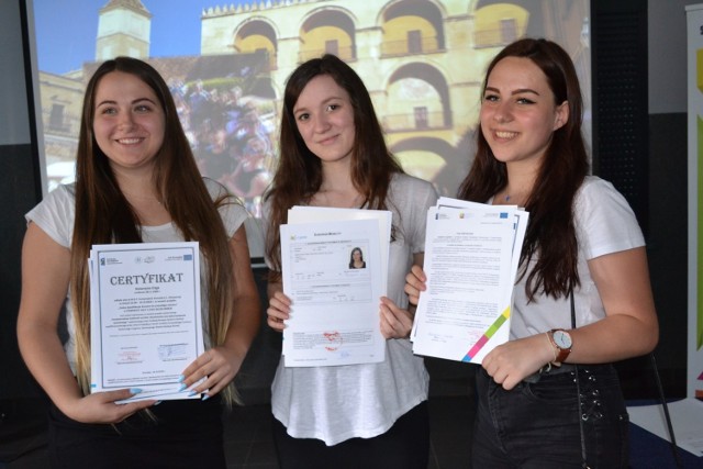 Młodzież odebrała certyfikaty uczestnictwa w zagranicznym stażu