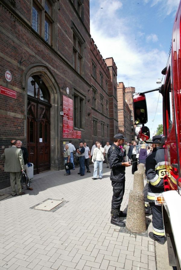 Wrocław: Pirotechnicy szukali bomby w sądzie (ZDJĘCIA)