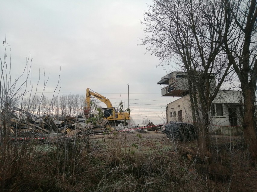 Znika budynek starej nastawni w Karsznicach. Zastąpiło ją nowe LCS