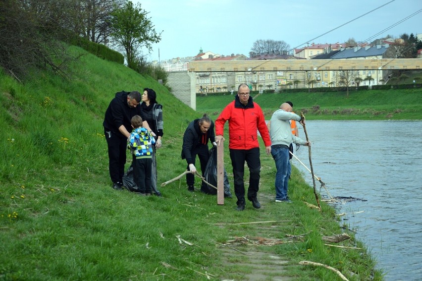 Społeczna akcja sprzątania brzegu Sanu.