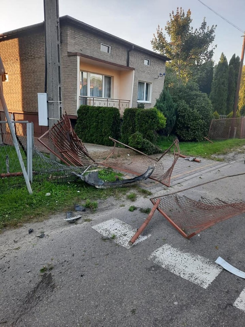 Dabrowa Górnicza: Wypadek w Ujejscu. Samochód dachował i... wylądował na przystanku. Kierowca był pijany