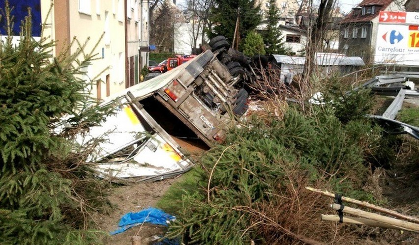 Ciężarówka dachowała w Kłodzku (ZDJĘCIA)