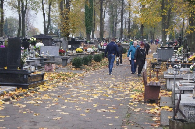 Cmentarze otwarte. Mieszkańcy Radomska odwiedzają groby, ruszył handel