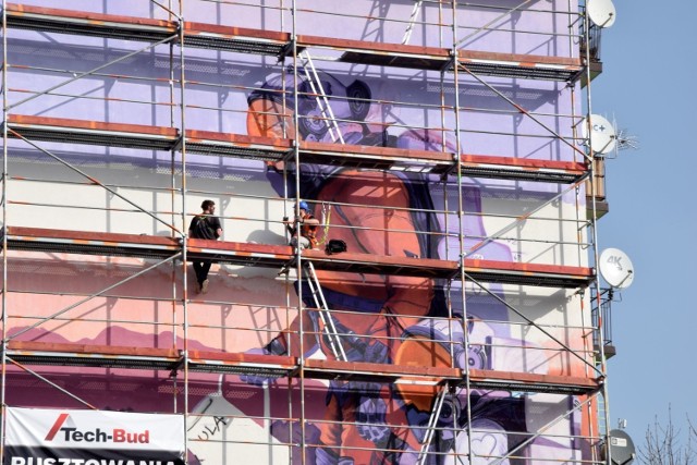 Na wieżowcu przy ulicy Karczówkowskiej 12 w Kielcach powstaje gigantyczny mural. Projekt nawiązuje do ochrony środowiska i będzie gotowy za kilka dni.