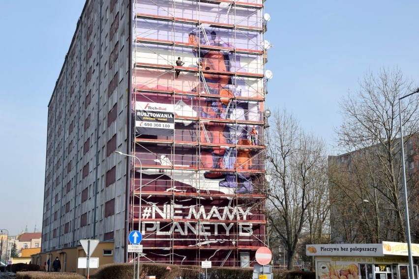 Gigantyczny mural powstaje w centrum Kielc. Ozdobi ścianę wieżowca [WIDEO, ZDJĘCIA]