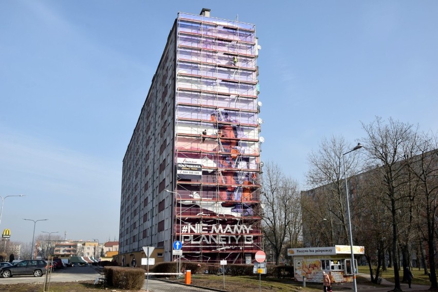 Gigantyczny mural powstaje w centrum Kielc. Ozdobi ścianę wieżowca [WIDEO, ZDJĘCIA]
